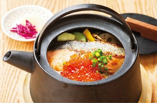 鉄瓶でアツアツに、ちょっと贅沢に『しゃけといくらの親子雑炊』