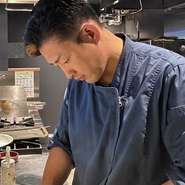 「カジュアルに上質なものを提供したいと常に考えています」と語る北川氏。雰囲気づくりはもちろん、珈琲一杯でも手を抜かず、いつでも真剣に取り組む姿勢を大切にしています。