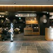 すすきの駅から徒歩3分、複合型商業施設「moyuk SAPPORO」地下1階にある【CAFE LOUNGE mosuKe】。こだわりのスープカレー・パンケーキ・パフェなど、たくさんのおいしいがつまった、オシャレなカフェラウンジです。