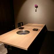 ソファー席や、完全個室といった二名で利用できる座席が備わっています。デートの時には、特に隣席を気にせずリラックスしたいもの。二人だけでゆったりと食事ができる心地良さが広がっています。