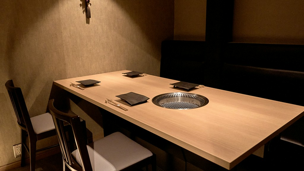 和の趣に包まれる、シックで落ち着きのある個室席