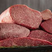 すき焼き、しゃぶしゃぶ、焼肉といった肉を味わう王道メニューが集結。さらに『ユッケ三種盛り』、『古今ロイヤルバーガー』といったオリジナリティー溢れる逸品も楽しめます。