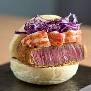 溢れ出る肉の旨みとオマール海老のプリッとした食感が絶妙なハーモニーを奏でます。紫キャベツのマリネと粒マスタードを加えることでさっぱりとした味わいに。バンズもオーダーメイドしています。