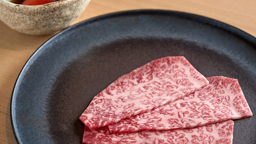 特選ロースのとろけ出す旨みを、濃厚な卵で包み込む『すき焼き』