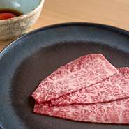 使用しているのは、サシが美しい特選ロース。火入れをすることで脂が溶け、濃厚な旨みをプラスしています。焼き上がりは、自家製たれとこだわりの生卵「蘭王」にたっぷりとくぐらせて。