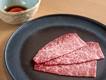 特選ロースのとろけ出す旨みを、濃厚な卵で包み込む『すき焼き』