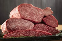 すき焼き、しゃぶしゃぶ、焼肉といった肉を味わう王道メニューが集結。さらに『ユッケ三種盛り』、『古今ロイヤルバーガー』といったオリジナリティー溢れる逸品も楽しめます。