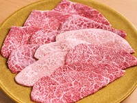 希少部位やタン、ハラミを様々な自家製タレで現代焼肉と昔ながらの焼肉を堪能できるコース。