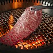 絶妙な火入れのタイミングで仕上げ、ゲストを丁寧にサポート