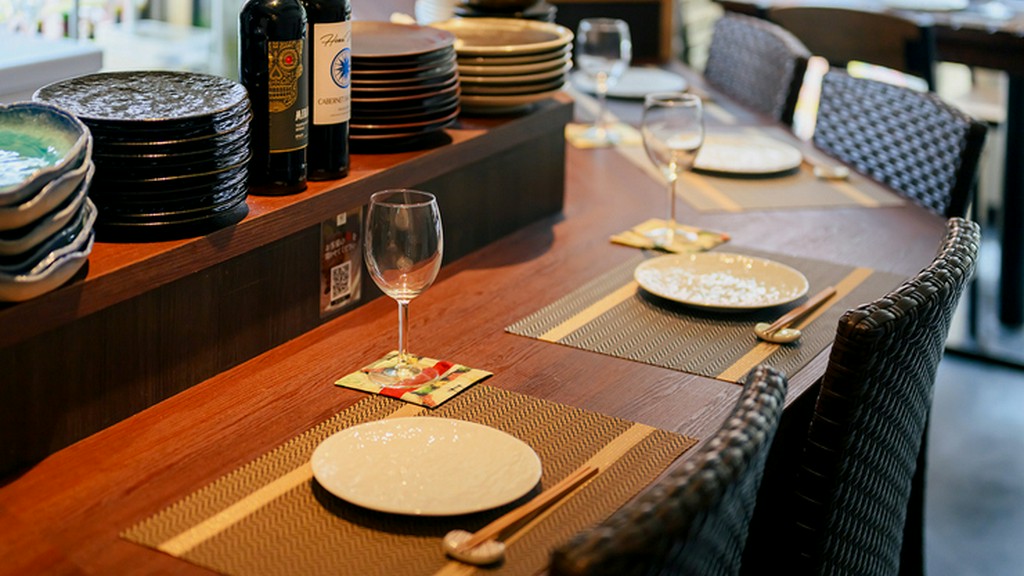 シックな空間でカウンターデート。誕生日や記念日にオススメ