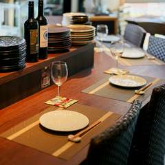 シックな空間でカウンターデート。誕生日や記念日にオススメ