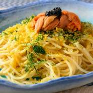 アンチョビベースのペペロンチーノに、魚介×魚介×魚介の、雲丹・自家製からすみ・キャビアをワンスプーンずつ乗せた一皿。お酒との相性も良く、また遅い時間の食事メニューとしてもオススメです。