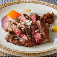 赤身でありながらも旨みが強く、やわらかい肉質が特徴のランプ肉。信頼できる仲卸業者から仕入れているので、常に良い状態の肉が届きます。オニオンバルサミコ・マスタード・塩、好みのソースで楽しめます。