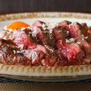 付き合いの長い仲卸業者から仕入れる牛肉。お互いが真剣に向き合うことから生まれる、信頼から得られた質の良い牛肉です。一つ一つの素材を活かした、丁寧な調理法で提供されます。