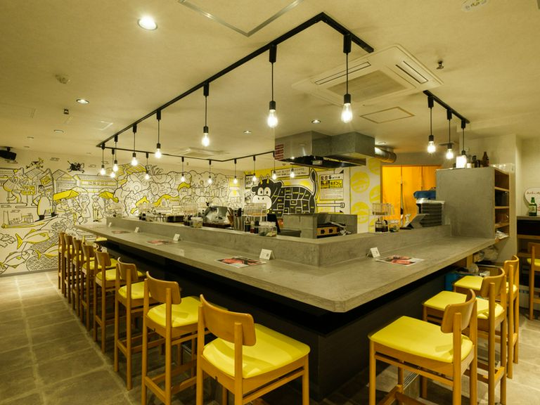 カウンターのみの店内は、明るい雰囲気で、シーン問わず利用可能