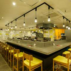 カウンターのみの店内は、明るい雰囲気で、シーン問わず利用可能