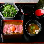 能登牛スジをじっくり煮込み、たっぷりの野菜とフルーツで煮込みました。能登牛の甘みがカレーに溶け出して、他では感じられない旨みを引き出してくれます。