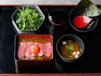 能登牛スジをじっくり煮込み、たっぷりの野菜とフルーツで煮込みました。能登牛の甘みがカレーに溶け出して、他では感じられない旨みを引き出してくれます。