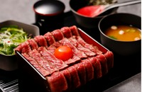 お肉をお腹いっぱい楽しんで欲しい！そんな思いから生まれたのりちゃん名物料理！厳選された国産牛の柔らかな部位を炭火で焼き上げました。