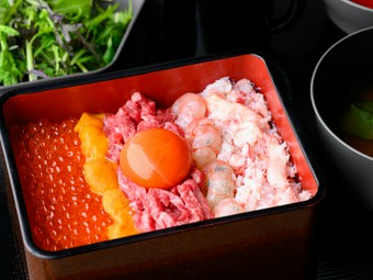 新鮮な海鮮と能登牛プレミアムの上質な脂がベストマッチ『能登牛プレミアム肉重海鮮玉手箱』