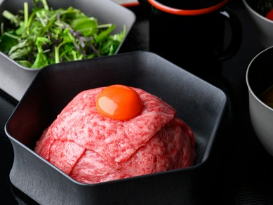 オーナーが1年という時間をかけ、試行錯誤の上に完成した究極の一品『能登牛プレミアム ひつまぶし』