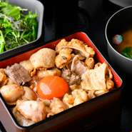 能登牛のホルモン3～4種類を、自家製の辛味噌で漬け込み焼き上げました。能登牛の上質な旨辛な味噌が食欲をそそります。最後に炭火でさっと炙って仕上げるので、炭の香りもたまりません。