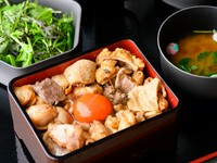 能登牛のホルモン3～4種類を、自家製の辛味噌で漬け込み焼き上げました。能登牛の上質な旨辛な味噌が食欲をそそります。最後に炭火でさっと炙って仕上げるので、炭の香りもたまりません。
