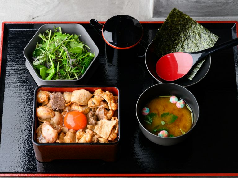 希少な能登牛ホルモン使用。炭火香る『能登牛ホルモン重』