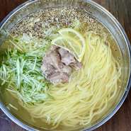 ふんわりと昆布の香りが広がる、金沢流の冷麺。すっきりとした塩スープにねぎが香る一杯は、焼肉後の〆にも最適。麺のコシと出汁の旨みが、食後に至福の一時を与えてくれます。