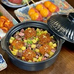 写真は『牛タンといくらの土鍋ご飯』。メニュー・価格は時期によって異なるため、当日のメニューは店舗にてご確認ください。