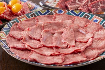 100分飲み放題付き。看板商品の極上生タンや上ハラミ、〆には本日の土鍋ご飯がついたコースです。