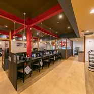 スムーズで快適な食事を提供するためにタッチパネルで注文でき、その後ロボットが素早く配膳。しかし、万が一問題が発生した際にはすぐにスタッフが駆けつけ対応してくれます。