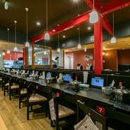 各自の鍋が用意されるので、自由に鍋料理を楽しめます。カウンター席に座りながらも個室感覚で、周りを気にせず過ごせるのも魅力。自分だけの時間をゆっくりと満喫できます。