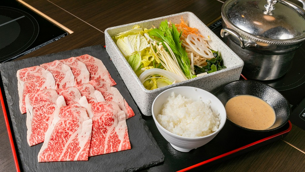 ヘルシーながらも、くちどけの良さと満足感のある『オリーブ牛肩ロースしゃぶセット』