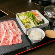 香川県で育てられた希少なブランド牛・オリーブ牛を使用した逸品。ロース部位は適度にサシが入るため、しゃぶしゃぶにすることで、その柔らかさと肉本来の旨みを楽しめます。
シングル…2,880円
ダブル…4,680円