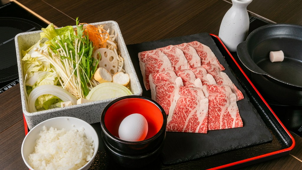 滑らかな舌触りと贅沢な香りに、心まで満たされていく『オリーブ牛肩ロースすき焼き』