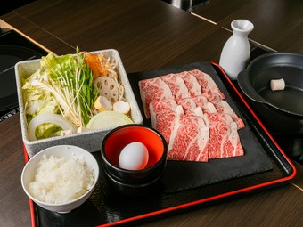 滑らかな舌触りと贅沢な香りに、心まで満たされていく『オリーブ牛肩ロースすき焼き』