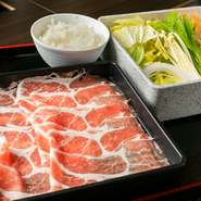 豚肩ロース特有の柔らかさとコクが口の中に広がります。野菜や薬味と一緒に食べることで、さっぱりとしながらもバランスの取れた味わいをじっくりと満喫。
シングル…880円
ダブル…1,280円
トリプル…1,680円
