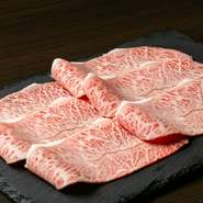 A5・A4等級の香川県産オリーブ牛は、受賞歴のある高品質な牛肉です。特徴は、細かく入ったさしが生み出す柔らかさと豊かな風味。そのおいしい牛肉を、自社加工によりリーズナブルな価格で提供しています。