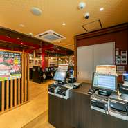 一人一人に寄り添い、温かい笑顔で迎え入れている山地氏は、心地良いサービスを大切にしています。気軽に声をかけやすい環境を整えているため、初めての方でもリラックスして過ごせるお店です。