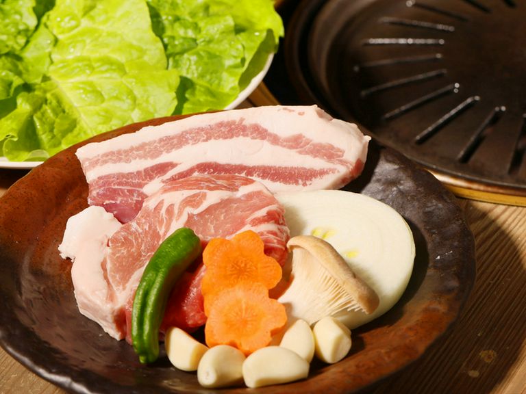 厚切り肉の豪華食べ放題『サムギョプサル』