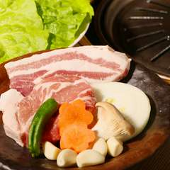 厚切り肉の豪華食べ放題『サムギョプサル』