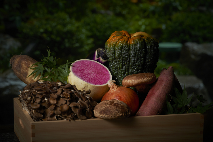 Using his experience in growing vegetables, he creates dishes that incorporate the feelings of the producers.