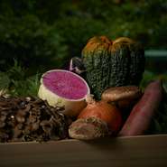 シェフは料理の腕を磨く中で、野菜づくりに携わった経験があり、食材に注ぐ愛情が格別。サスティナブルな料理にも取り組み、端材をドライフーズやソースなどに活用。食材の新たな魅力とストーリーを届けています。