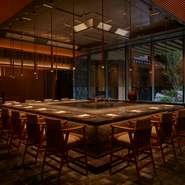 2023年に京都に誕生したラグジュアリーホテル「デュシタニ京都」の中庭を望む鉄板焼ダイニング。古都の伝統美と自然、ホテルの祖国タイの優美なもてなしの心が融合した、リュクスな空間で憩えます。