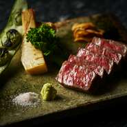 京都・兵庫・滋賀など近畿圏産の旬の幸と上質食材を選りすぐり、季節感に富む料理をシェフズテーブルの臨場感と共に提供。和×洋の調理技と独創性も評判で、国際都市・京都らしいボーダレスな美味を堪能できます！