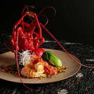 記念日ランチ＆ディナーを楽しむゲストも多い店。記念日の利用時はお祝いのメッセージを添えるなど、デザートを無料でグレードアップ。乾杯のスパークリングワインのサービスもあります。詳細は店舗に問い合わせを。