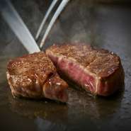 従来の鉄板焼を地元の旬食材×ボーダレスな調理技で進化させた料理が評判。食体験が豊富な人、府外や海外のゲストを特別感と共にもてなせます。お昼も高級コースが味わえるので、ランチ接待や会食にも重宝！