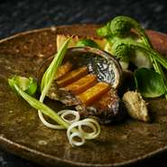 いつもと違う鉄板焼デートを楽しみたいときに理想的な店。奇を衒うことなく本物のおいしさを追求しながら、高級鉄板焼に繊細な季節の詩情が薫る新時代のアレンジを実現。京都旅行での贅沢グルメにも素敵です。