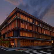 地元のゲストも多く、とくに特別な日を家族で祝う舞台として人気。個室は6～8名様用の設えで、二世代や三世代が集うのに格好の空間。食材の持ち味が活きる繊細な味わいは幅広い年代の方に喜ばれるでしょう。
